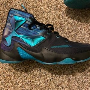 Nike Lebrons 13 summit hornets size 7